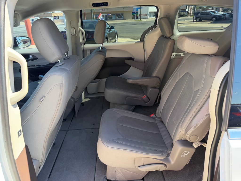 Photo 12 of this CHRYSLER PACIFICA
