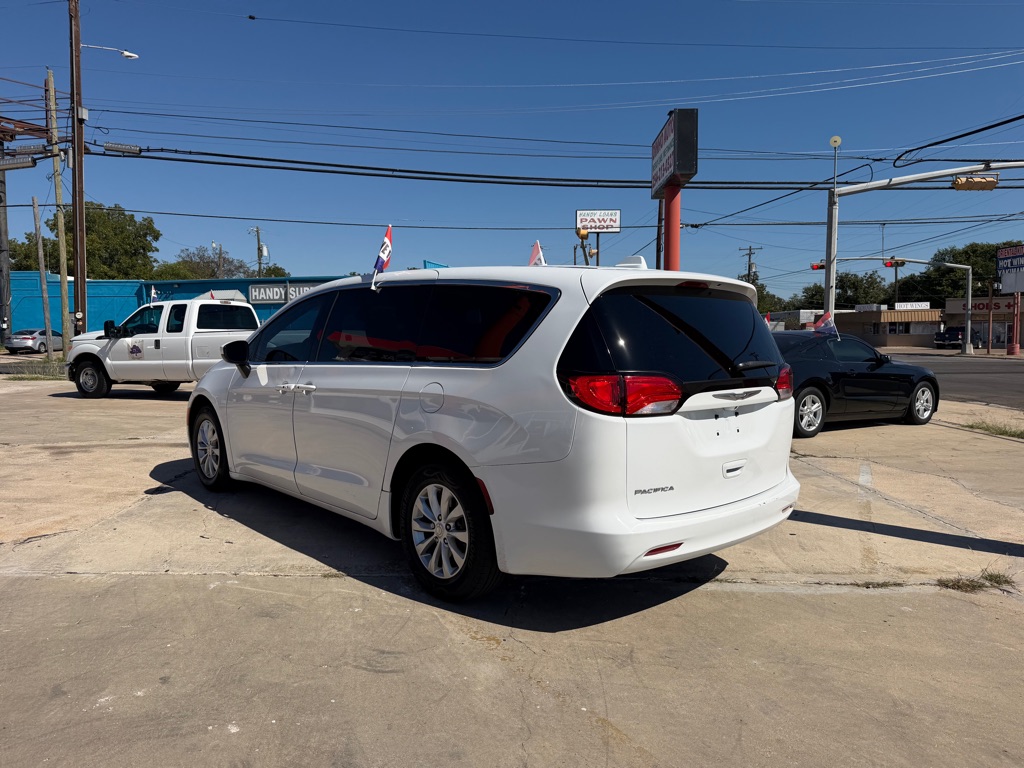 Photo 4 of this CHRYSLER PACIFICA