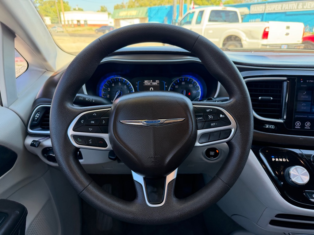 Photo 16 of this CHRYSLER PACIFICA