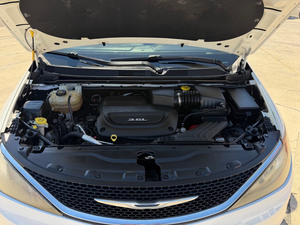 Photo 9 of this CHRYSLER PACIFICA
