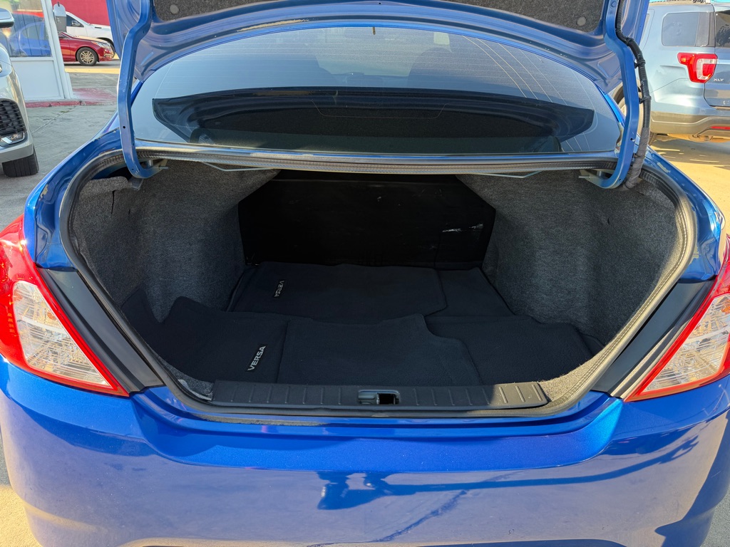 Photo 10 of this NISSAN VERSA