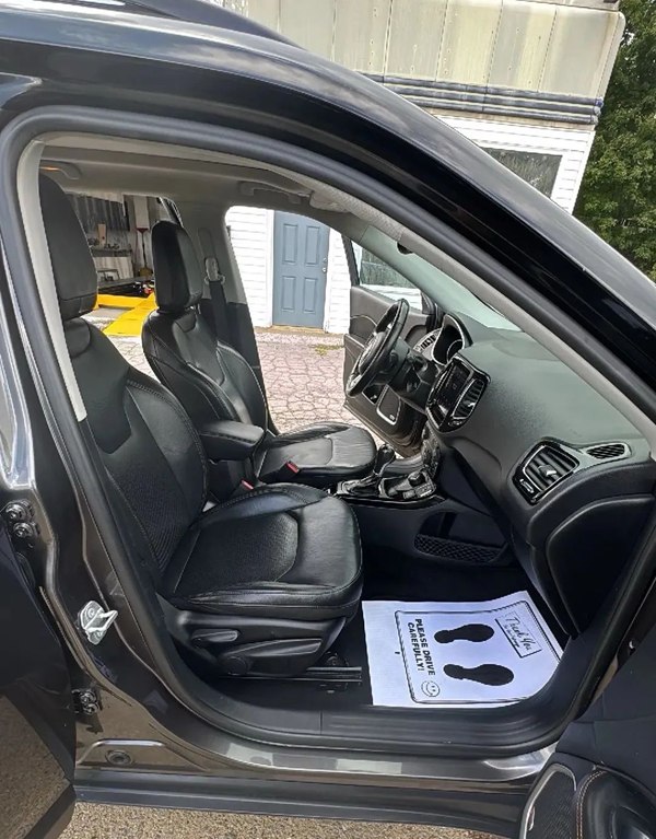 Photo 4 of this JEEP COMPASS