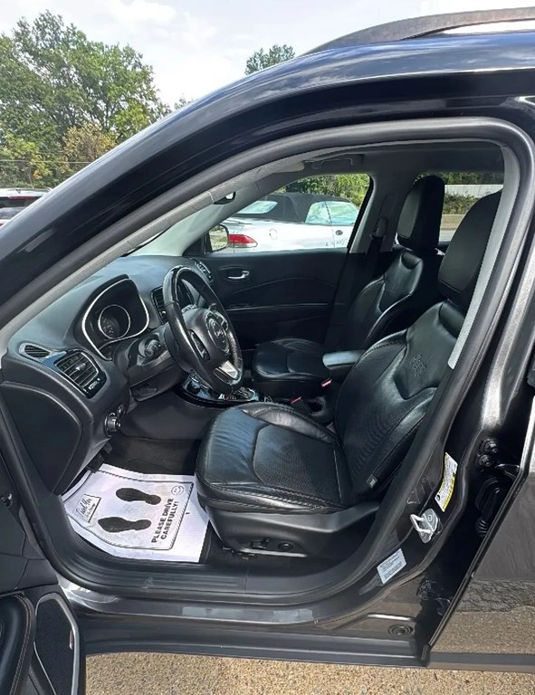 Photo 3 of this JEEP COMPASS