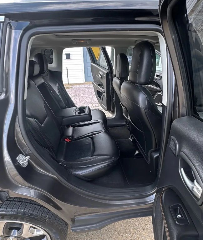 Photo 15 of this JEEP COMPASS