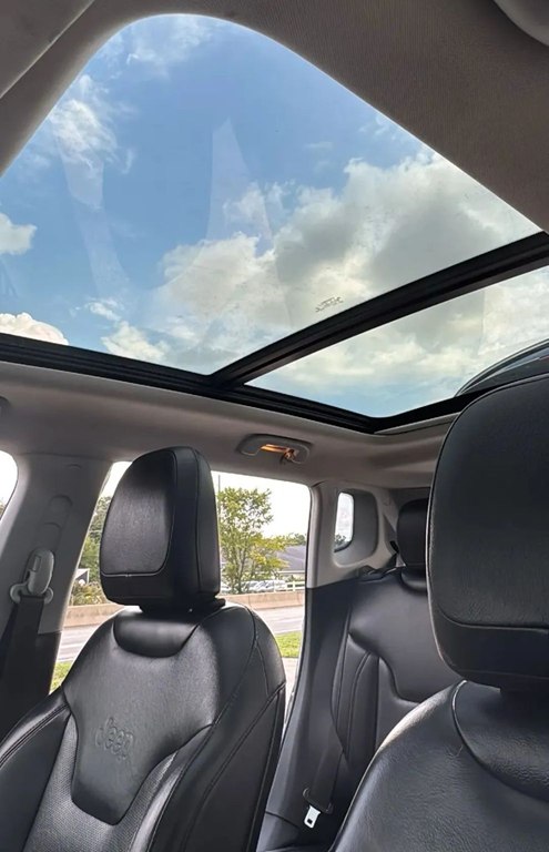 Photo 19 of this JEEP COMPASS