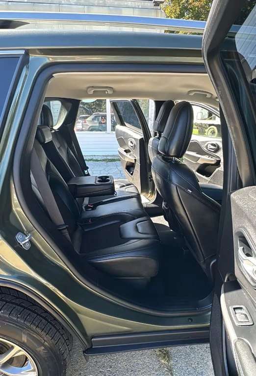 Photo 11 of this JEEP CHEROKEE