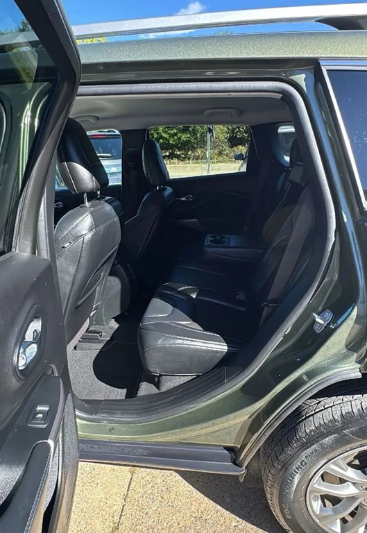 Photo 7 of this JEEP CHEROKEE