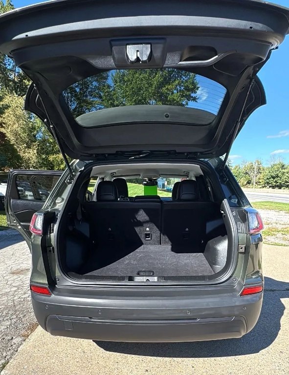 Photo 9 of this JEEP CHEROKEE