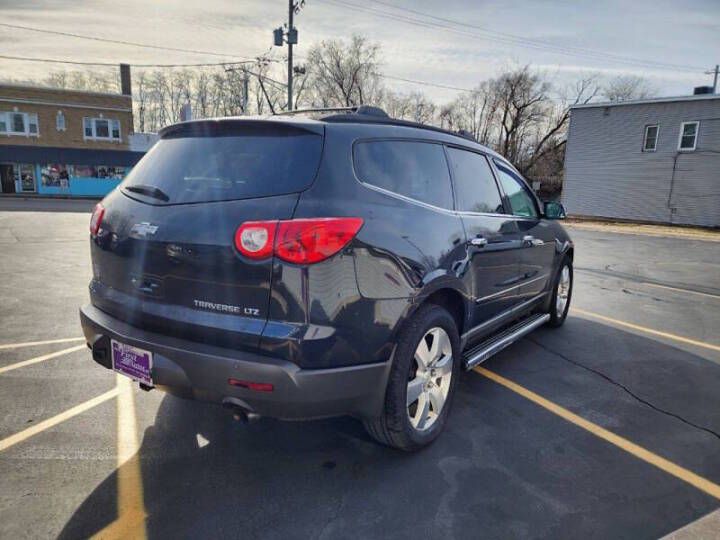 Photo 2 of this CHEVROLET TRAVERSE