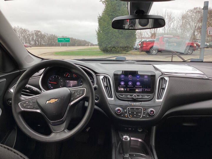 Photo 5 of this CHEVROLET MALIBU
