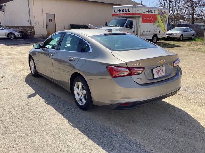 Photo 4 of this CHEVROLET MALIBU