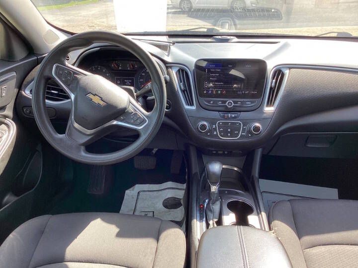 Photo 5 of this CHEVROLET MALIBU
