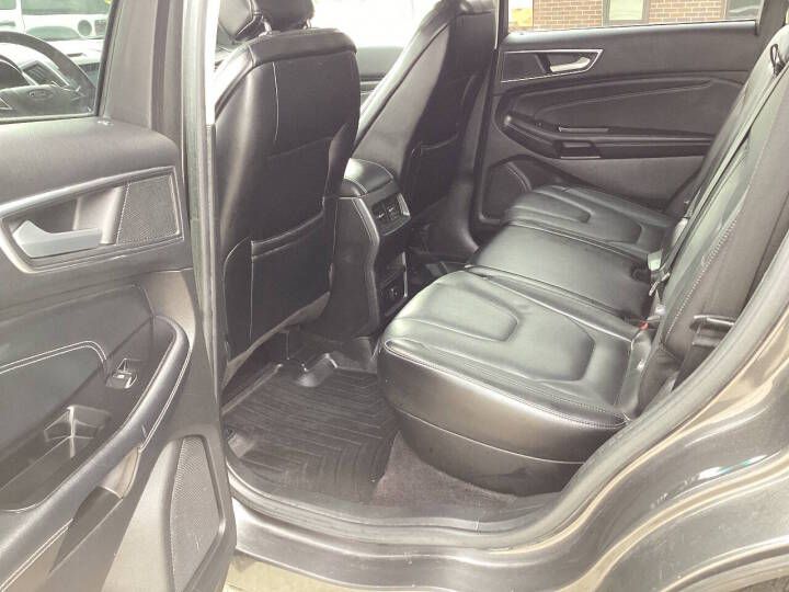 Photo 9 of this FORD EDGE