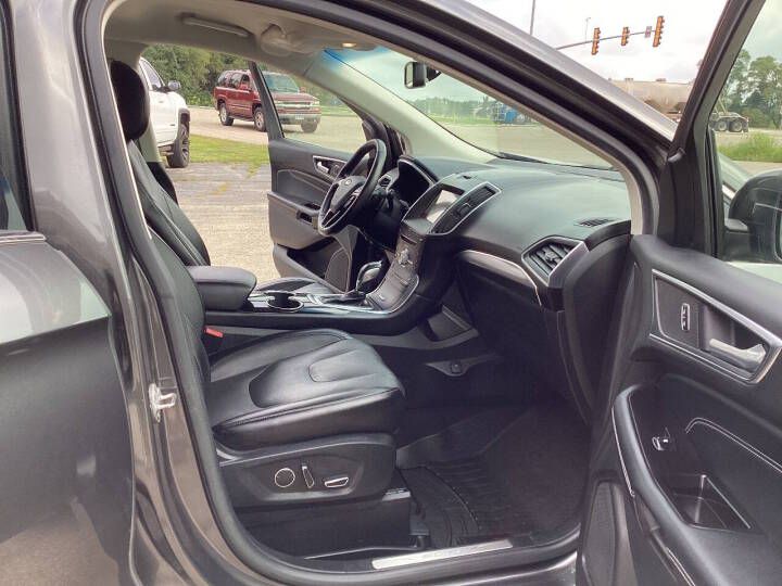 Photo 8 of this FORD EDGE
