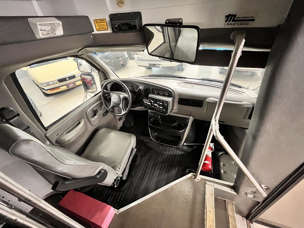 Photo 19 of this CHEVROLET EXPRESS CUTAWAY