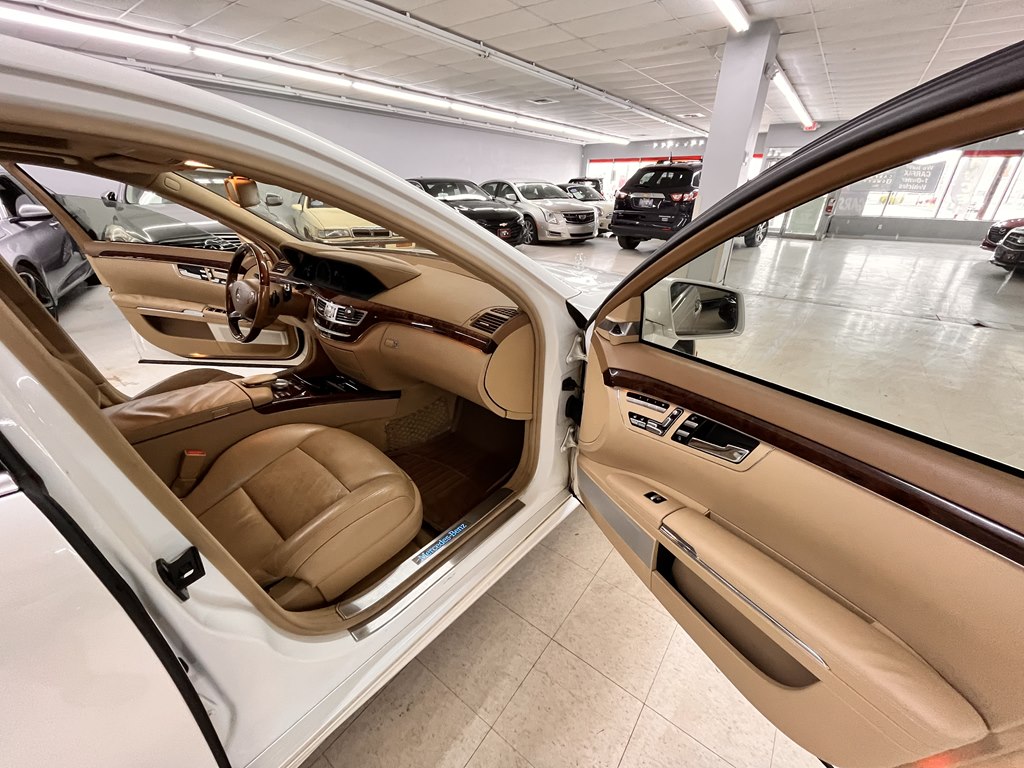 Photo 22 of this MERCEDES-BENZ S-CLASS