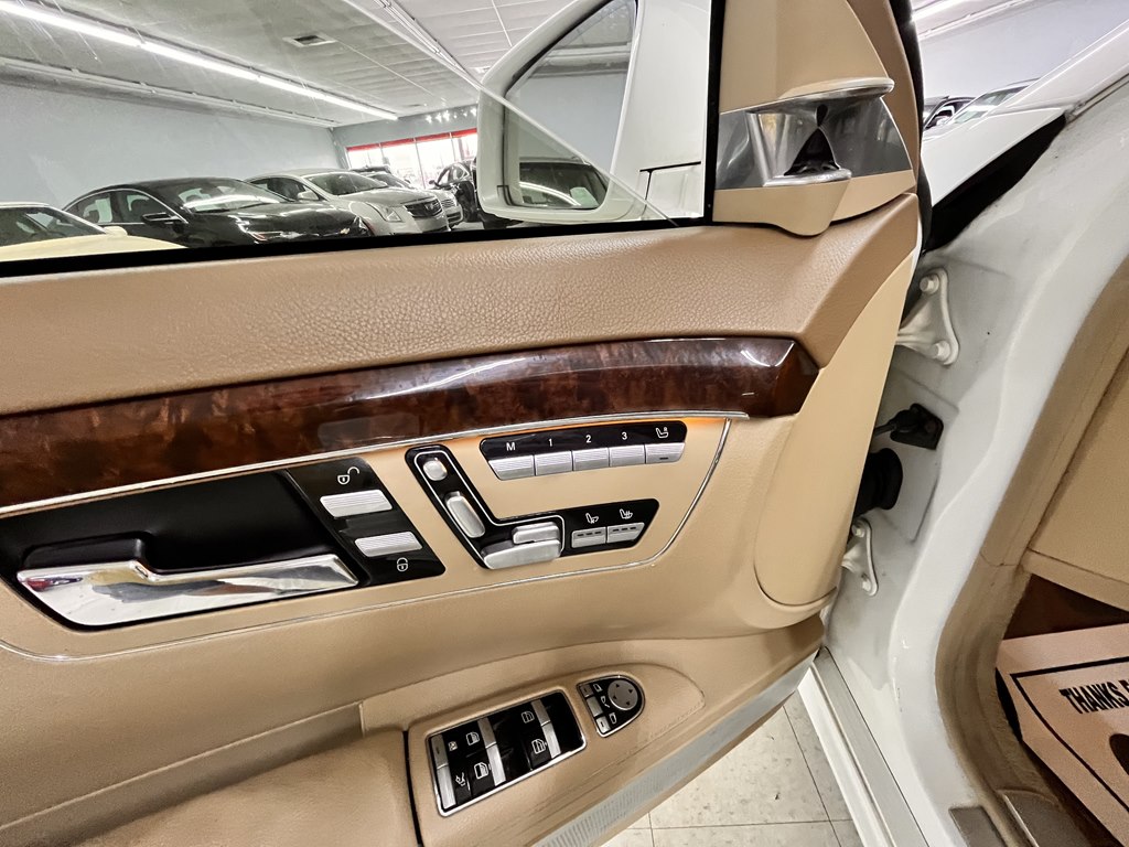 Photo 21 of this MERCEDES-BENZ S-CLASS
