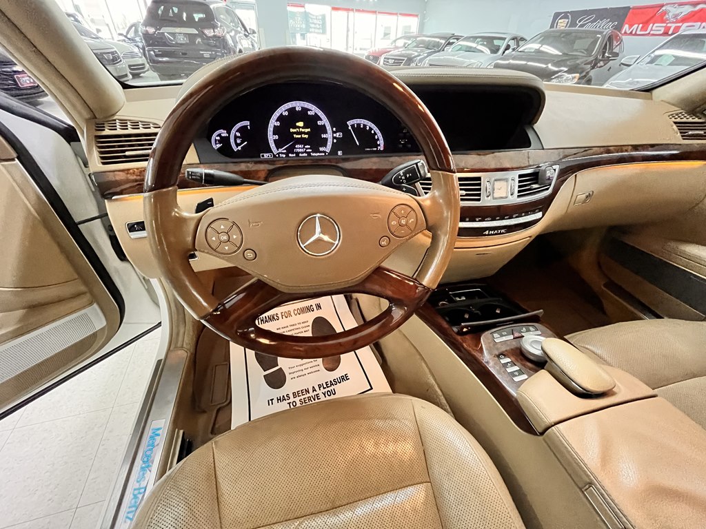 Photo 9 of this MERCEDES-BENZ S-CLASS