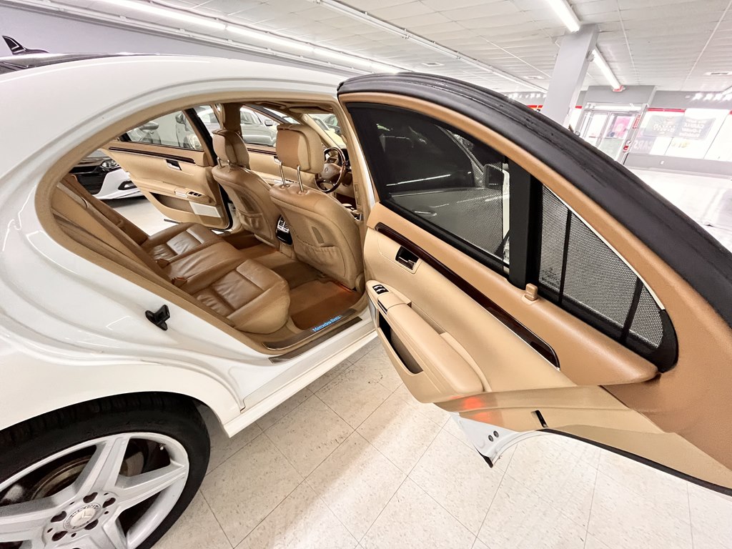 Photo 24 of this MERCEDES-BENZ S-CLASS