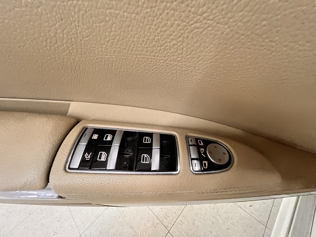 Photo 19 of this MERCEDES-BENZ S-CLASS