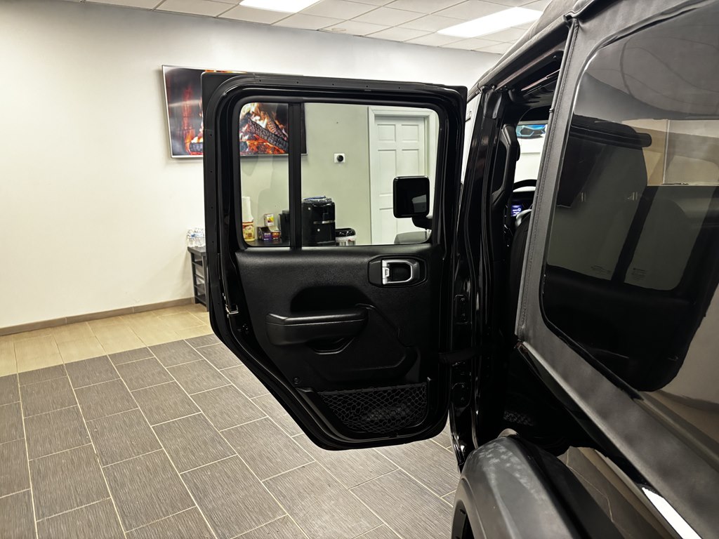 Photo 18 of this JEEP WRANGLER UNLIMI