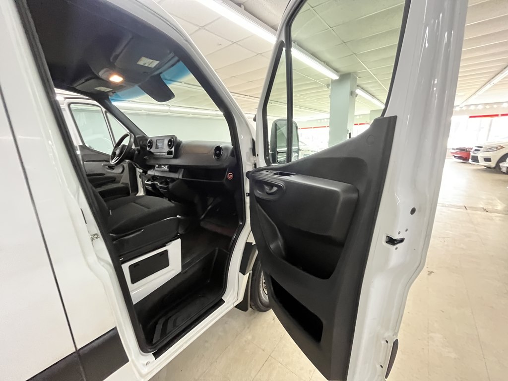 Photo 20 of this MERCEDES-BENZ SPRINTER