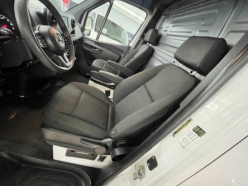 Photo 16 of this MERCEDES-BENZ SPRINTER