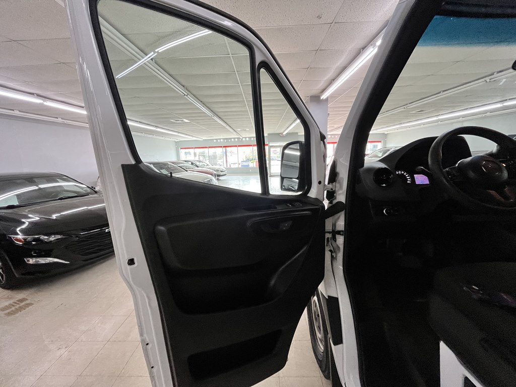 Photo 19 of this MERCEDES-BENZ SPRINTER