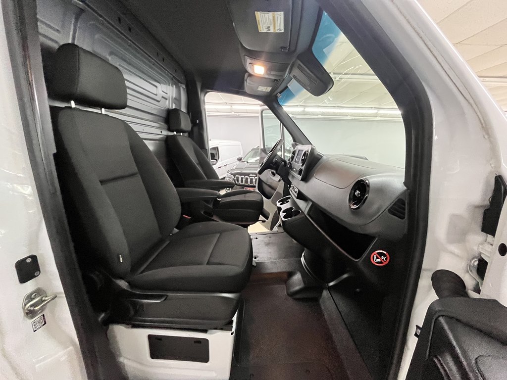 Photo 18 of this MERCEDES-BENZ SPRINTER