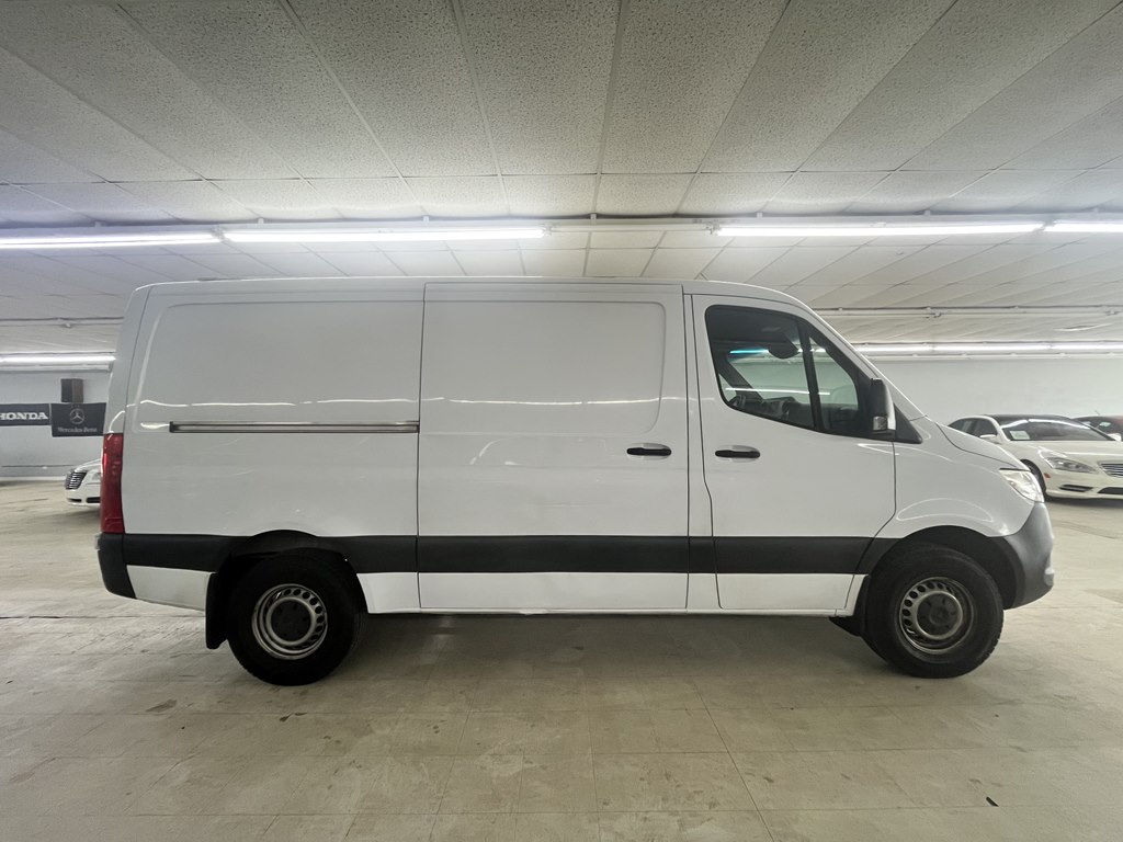 Photo 8 of this MERCEDES-BENZ SPRINTER