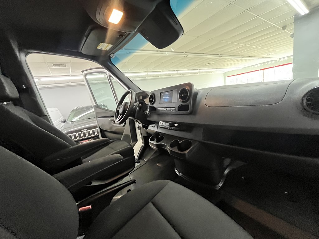 Photo 17 of this MERCEDES-BENZ SPRINTER