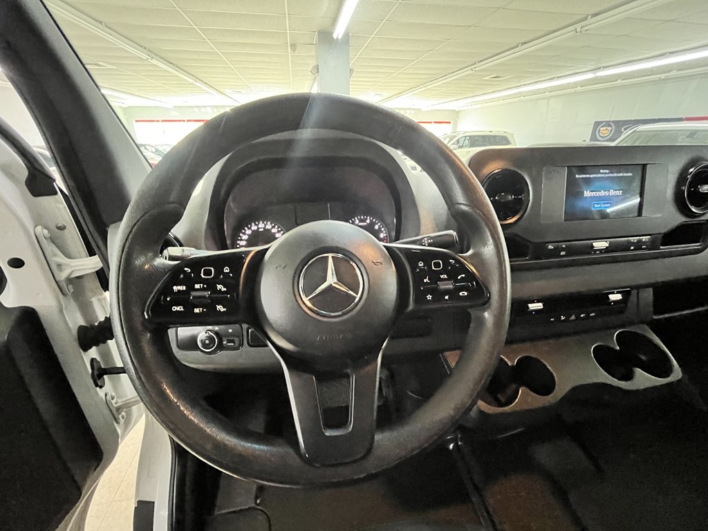 Photo 9 of this MERCEDES-BENZ SPRINTER