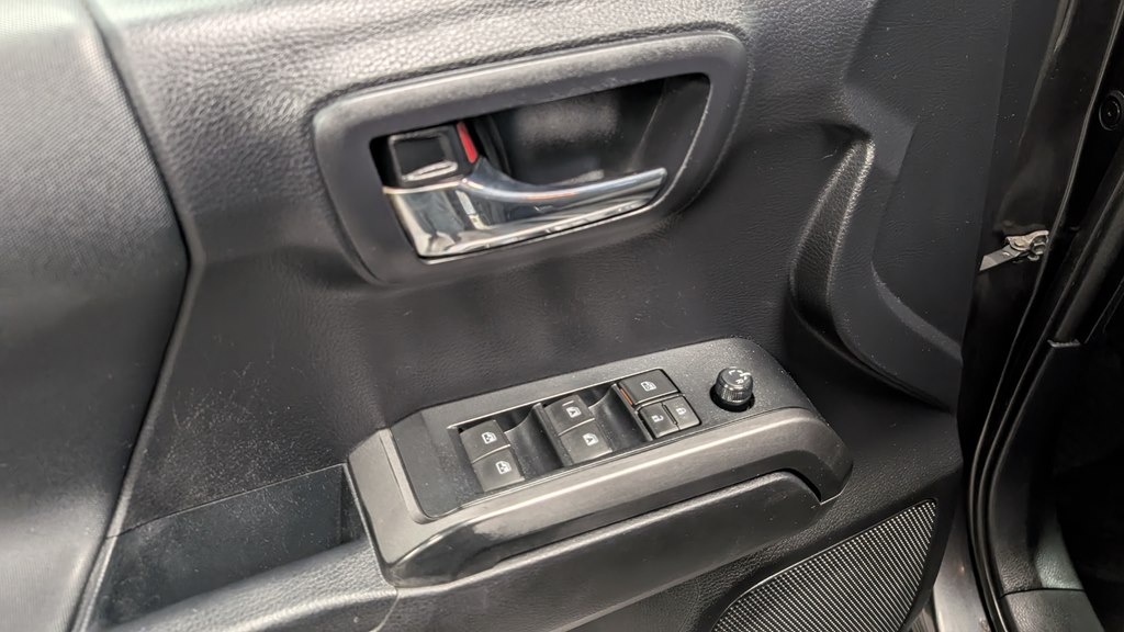 Photo 25 of this TOYOTA TACOMA