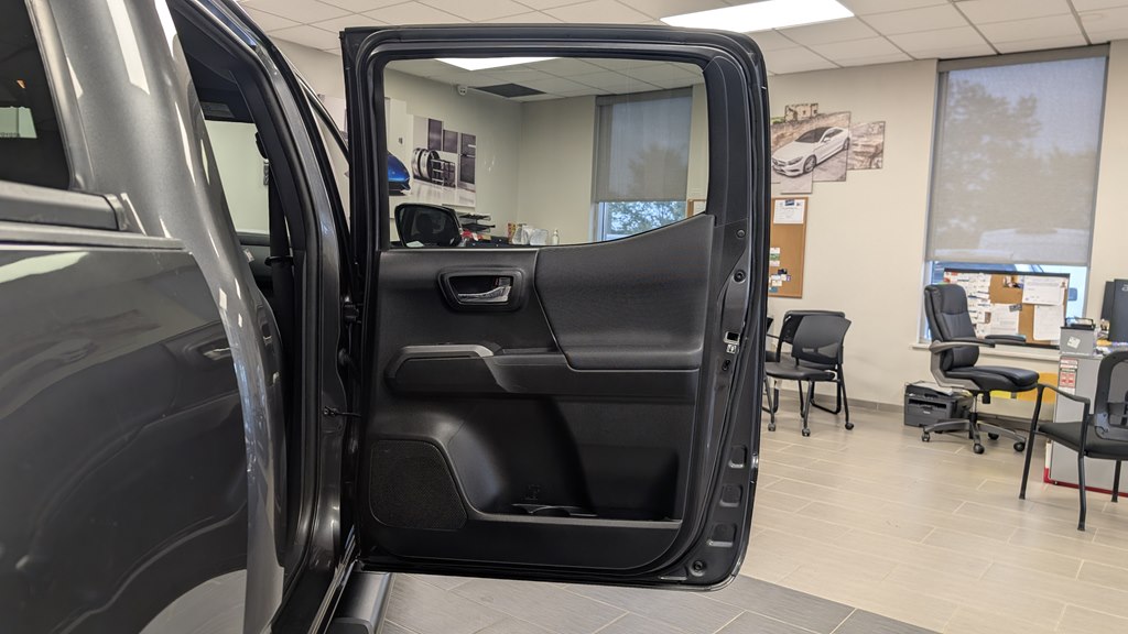 Photo 28 of this TOYOTA TACOMA