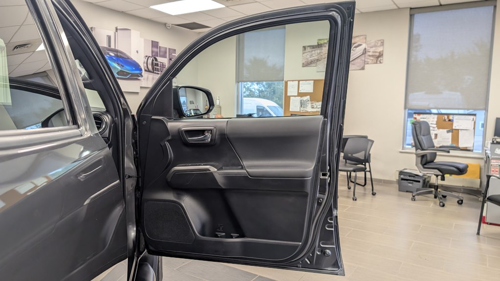 Photo 26 of this TOYOTA TACOMA