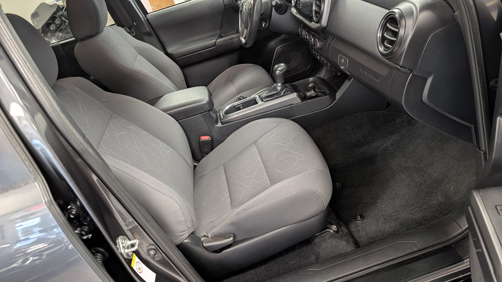 Photo 21 of this TOYOTA TACOMA