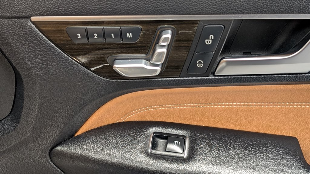 Photo 31 of this MERCEDES-BENZ E-CLASS