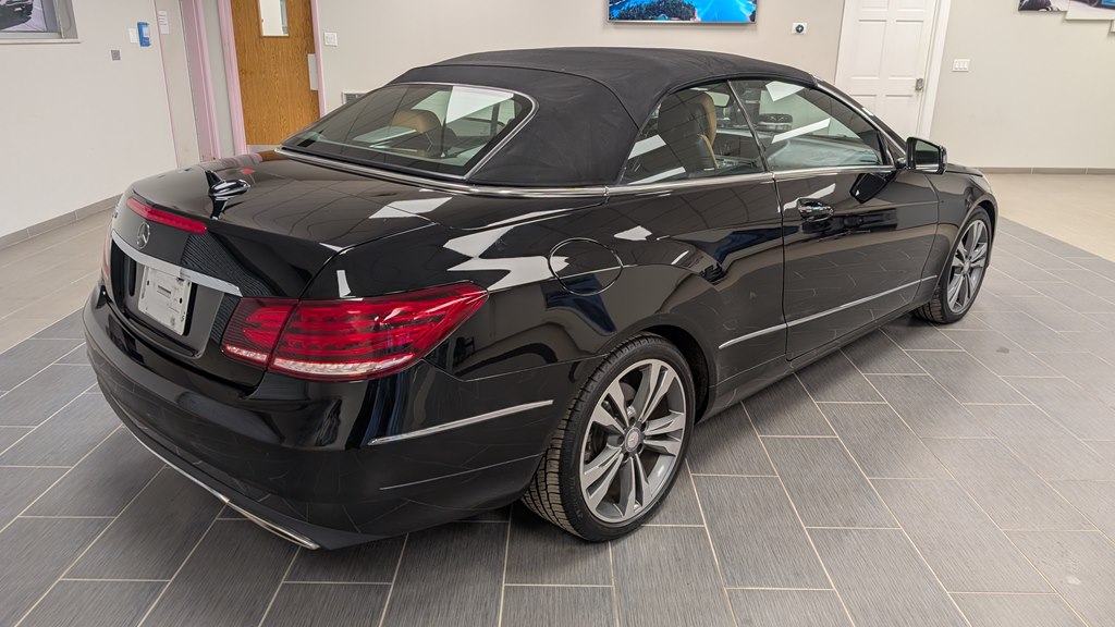 Photo 5 of this MERCEDES-BENZ E-CLASS