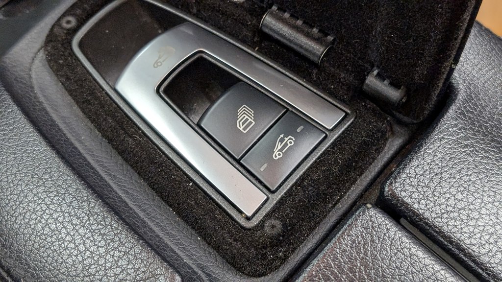 Photo 22 of this MERCEDES-BENZ E-CLASS