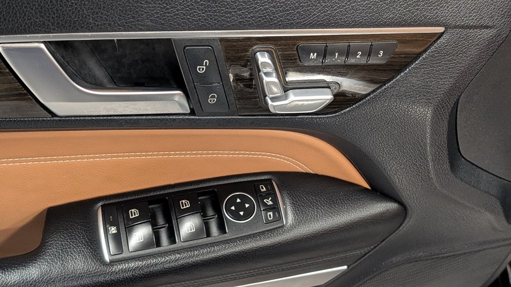 Photo 29 of this MERCEDES-BENZ E-CLASS