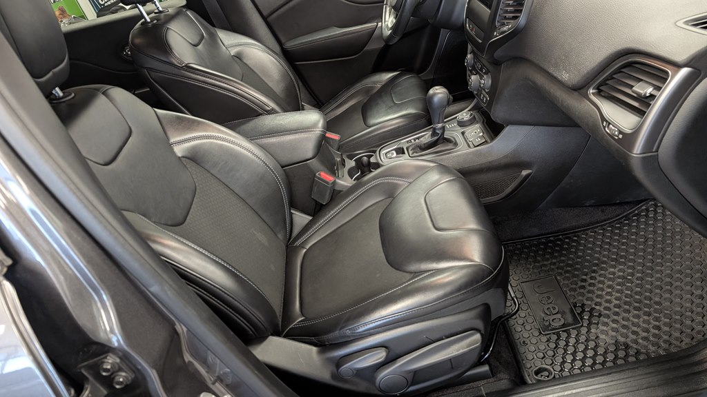Photo 18 of this JEEP CHEROKEE
