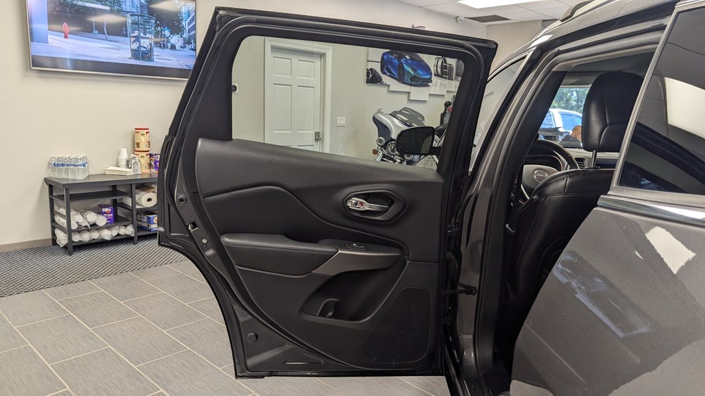 Photo 23 of this JEEP CHEROKEE