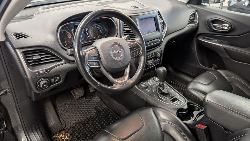 Photo 15 of this JEEP CHEROKEE