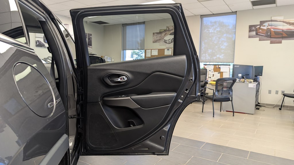 Photo 24 of this JEEP CHEROKEE