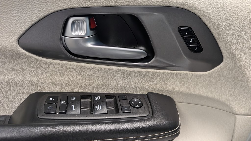 Photo 24 of this CHRYSLER PACIFICA