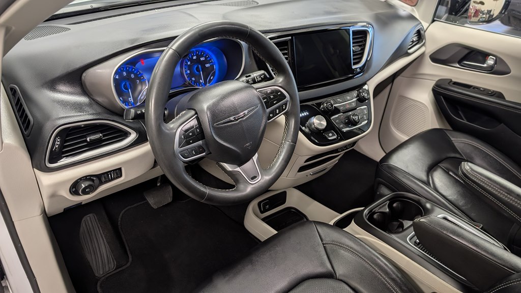 Photo 16 of this CHRYSLER PACIFICA