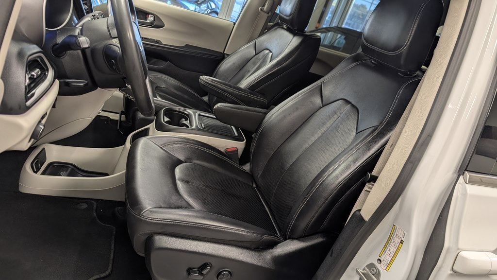 Photo 18 of this CHRYSLER PACIFICA
