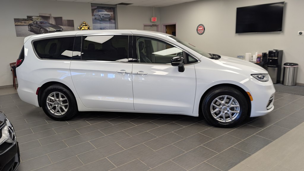 Photo 8 of this CHRYSLER PACIFICA