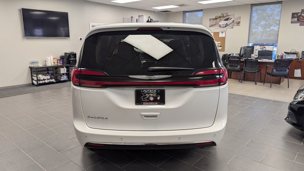 Photo 5 of this CHRYSLER PACIFICA