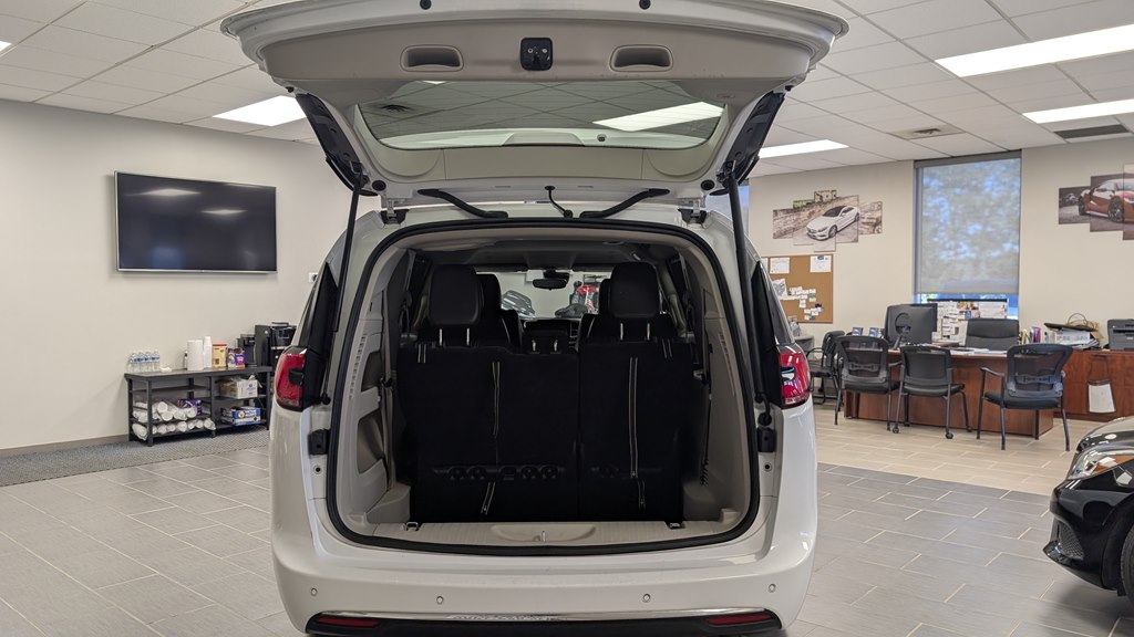 Photo 29 of this CHRYSLER PACIFICA